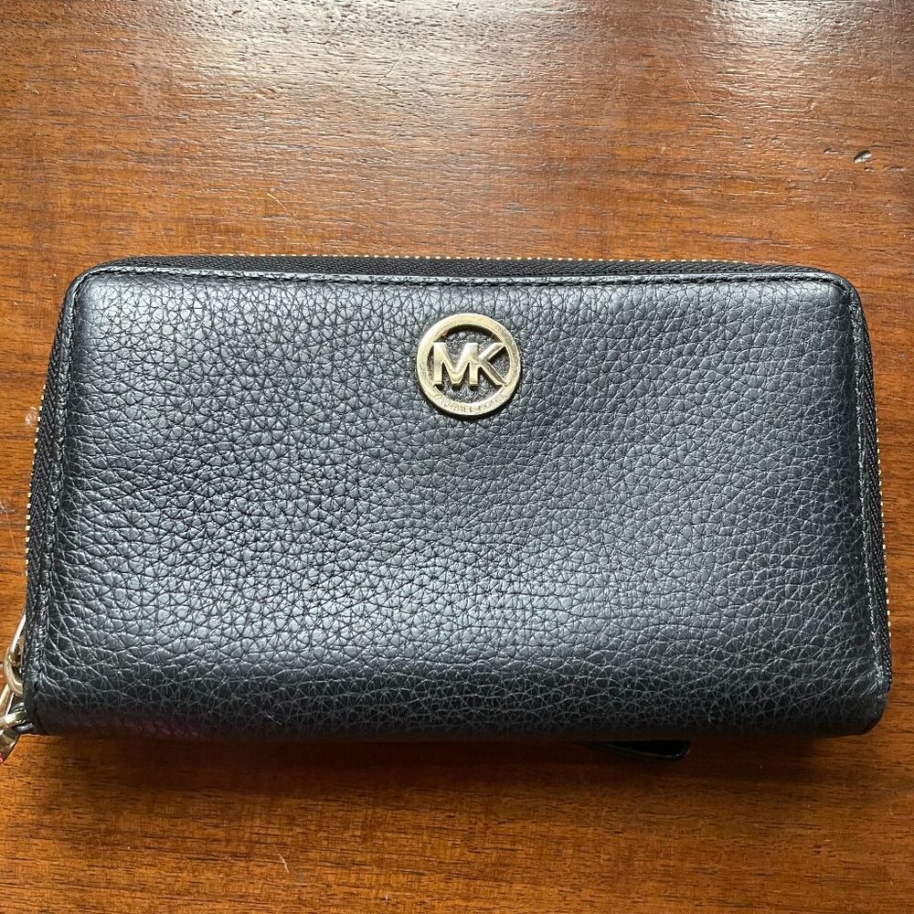 Michael Kors Pebbled Leather  Smartphone Wristlet / Wallet– 7" –\